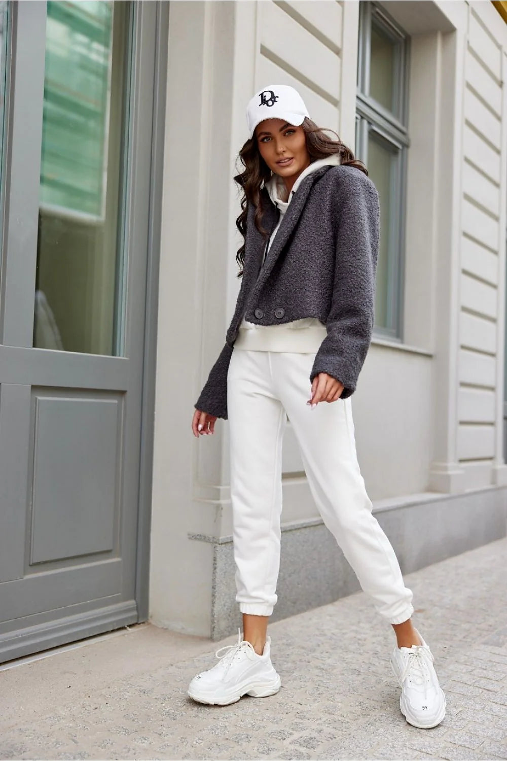 Veste Roco Fashion courte style tailleur manches longues col matelassé fermeture deux boutons polyester 100% fabriquée Pologne taille universelle 88-100 cm femme