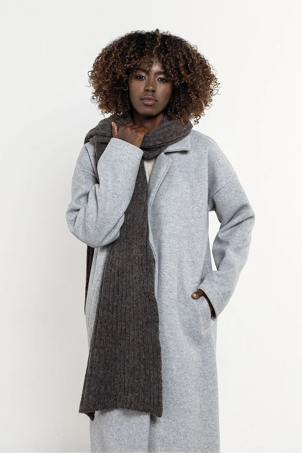 châle long chaud oversize grosse maille côtelée moelleux doux cachemire mohair laine mélange anthracite enveloppant minimaliste