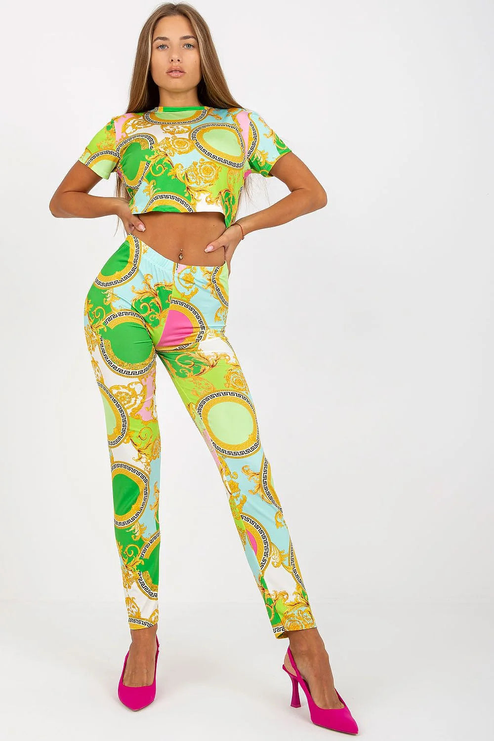 Pantalon femme haute taille tissu élastique poches latérales obliques elasthanne polyester.crop top rayures horizontales imprimé texte noir.escarpins fuchsia assortis