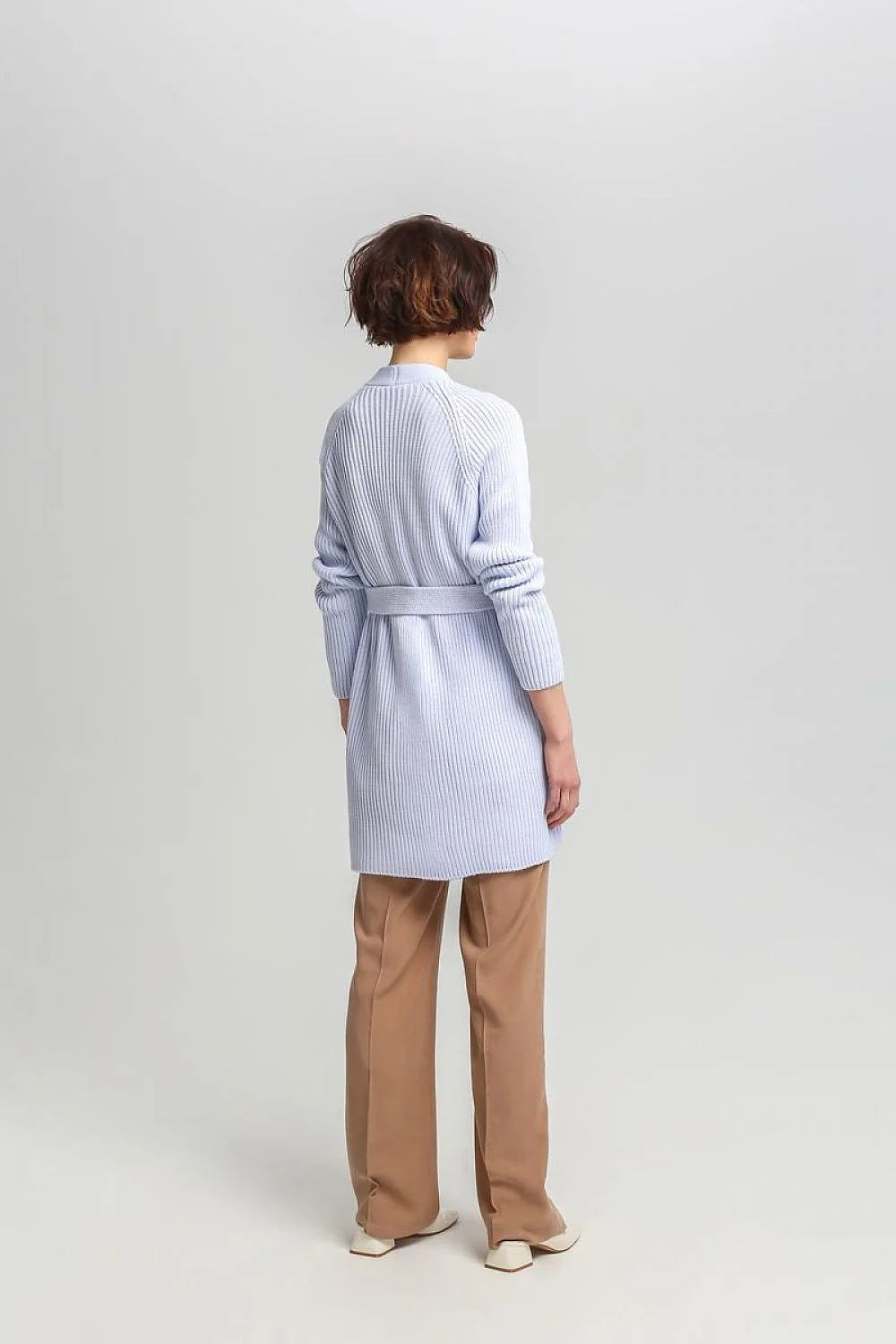 Ensemble cardigan et pantalon pour femme en bleu pastel, style moderne, coupe droite, matériau doux, confortable