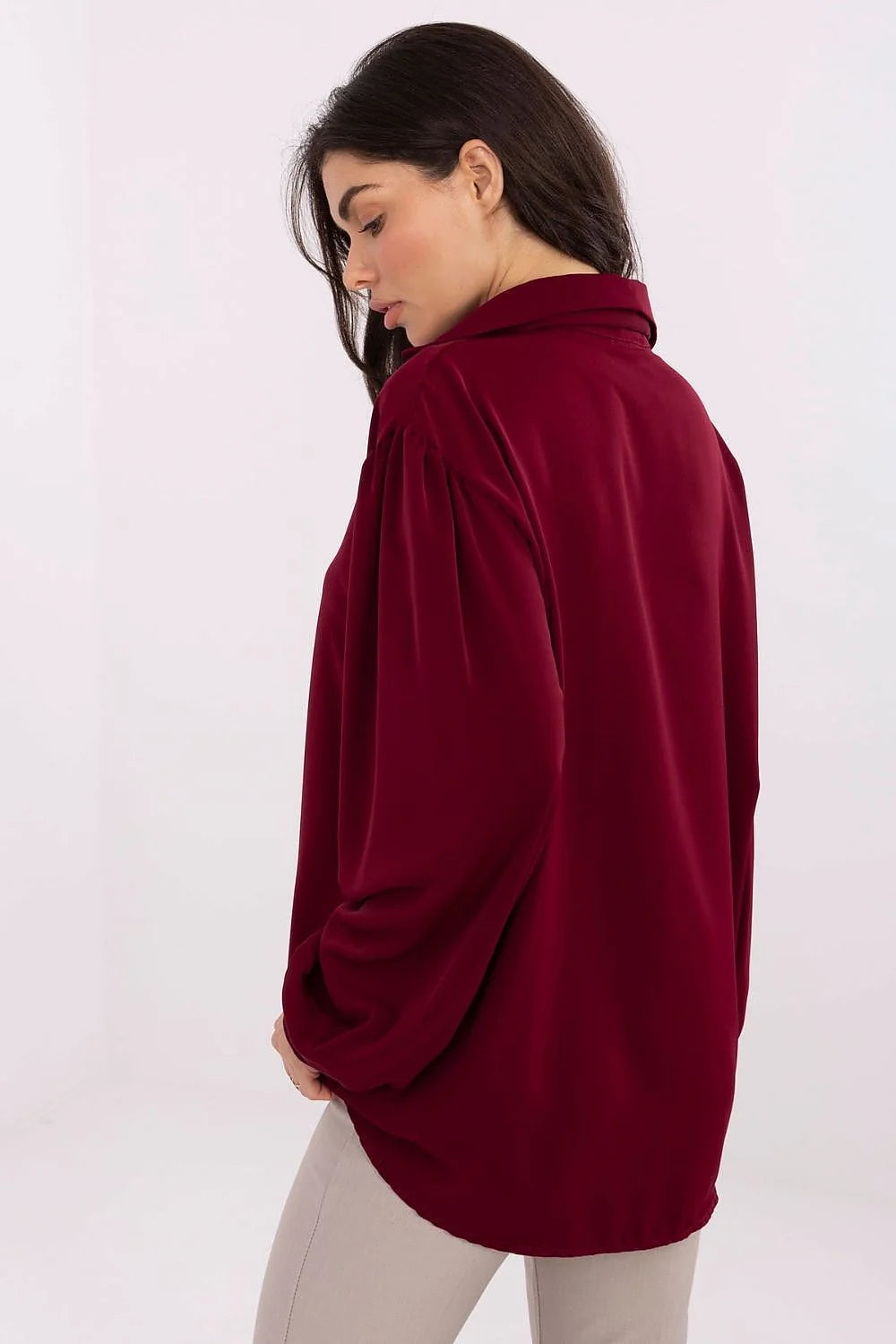 chemisier élégant stylé minimaliste féminin fluide léger polyester tombant silhouette coupe allongée manches bouffantes décolleté V nœud broche amovible