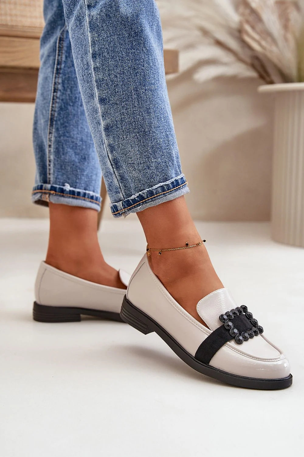 Mocassins pour femmes élégance intemporelle cuir verni beige clair boucle tissu perles talon bas confortable Vinceza