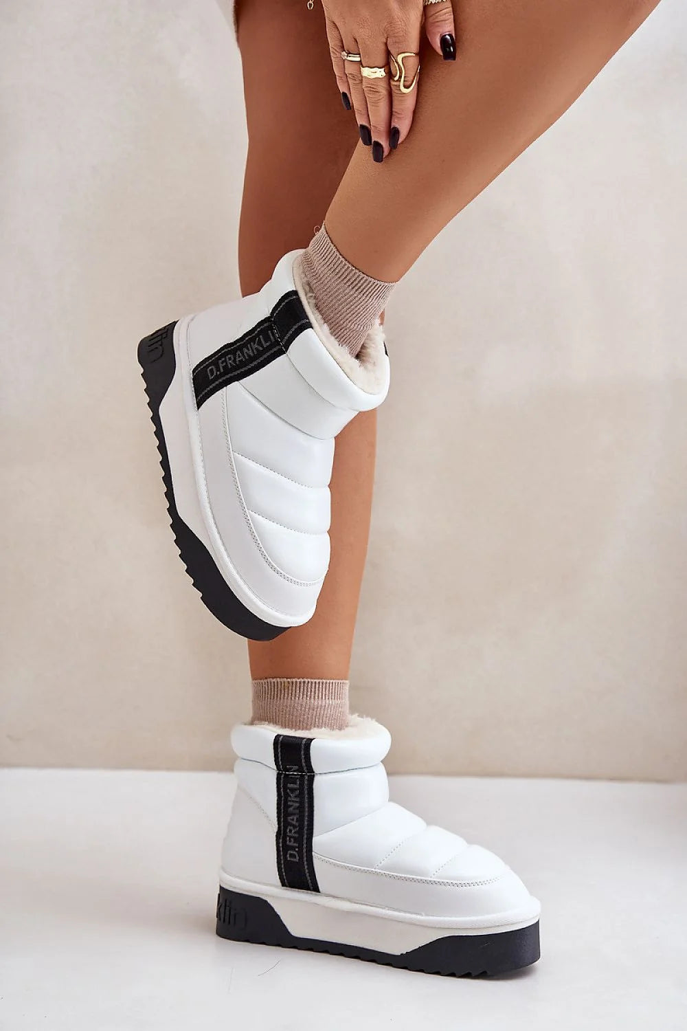 Bottes de neige pour femmes matelassées fourrure synthétique style moderne urbain couleur blanche bande noire cuir artificiel semelle épaisse