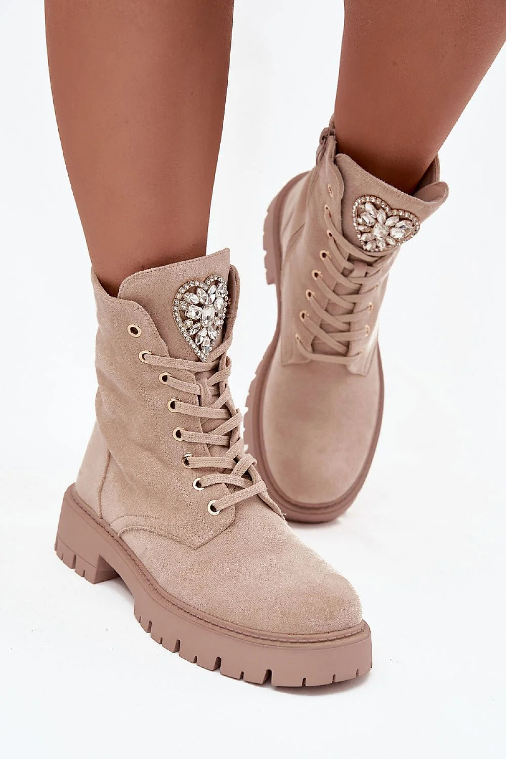 bottines rangers femme montantes suédine beige nude semelle plateforme crantée épaisse bout rond laçage œillets dorés bijou cœur strass zippée