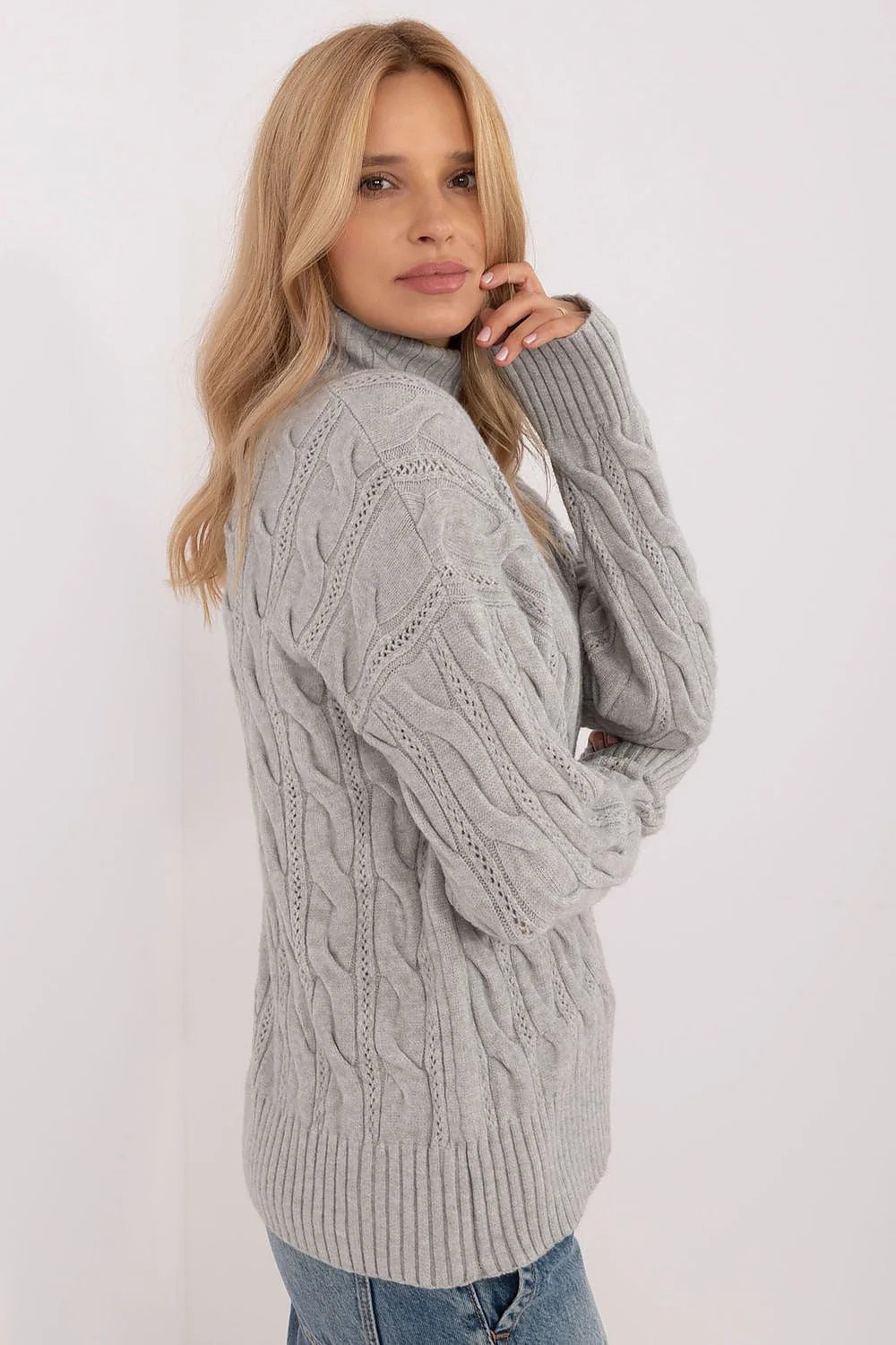 Pull col roulé torsades gris clair femme en laine mélange acrylique polyester polyamide longueur hanches manches longues coupe ample finitions côtelées