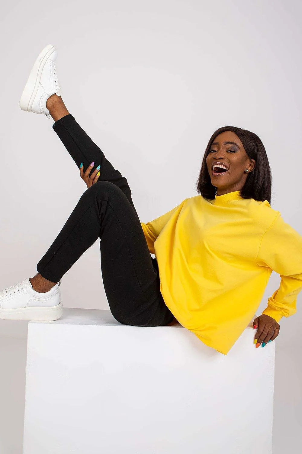 Sweatshirt BFG pour femme en coton 90% élasthanne 10%, style casual oversize, couleur bleu vif, manches longues, col rond côtelé, idéal pour tenues urbaines et décontractées
