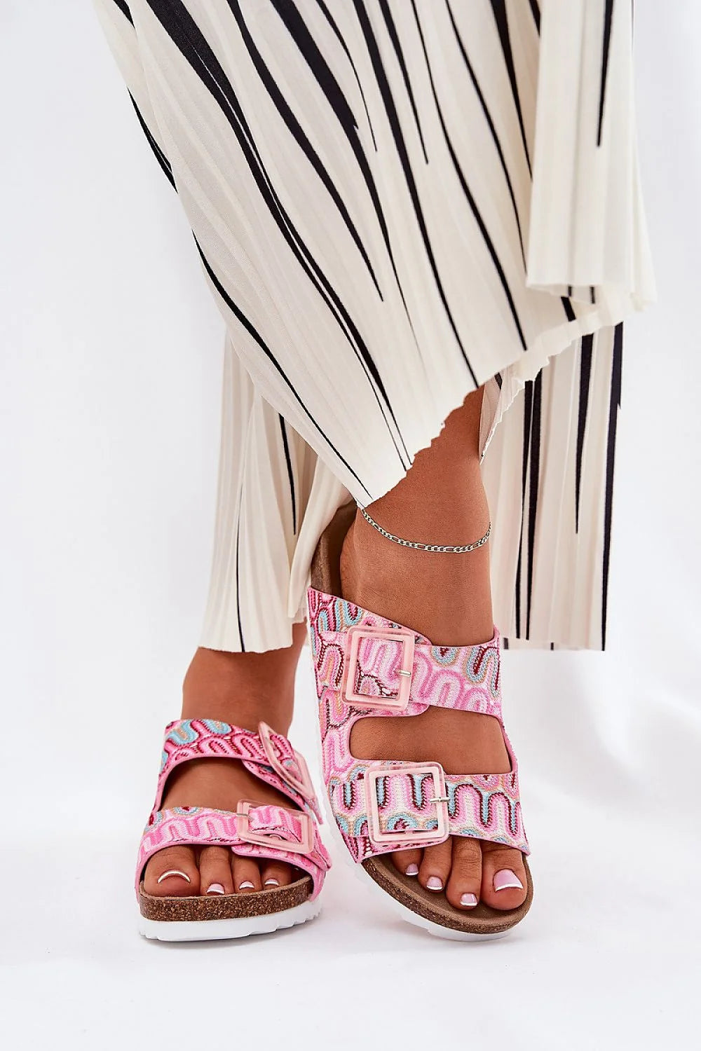 sandales femme bohème confortables liège brodées multicolores rose bleu orange brides réglables boucles carrées semelle anatomique blanche antidérapante