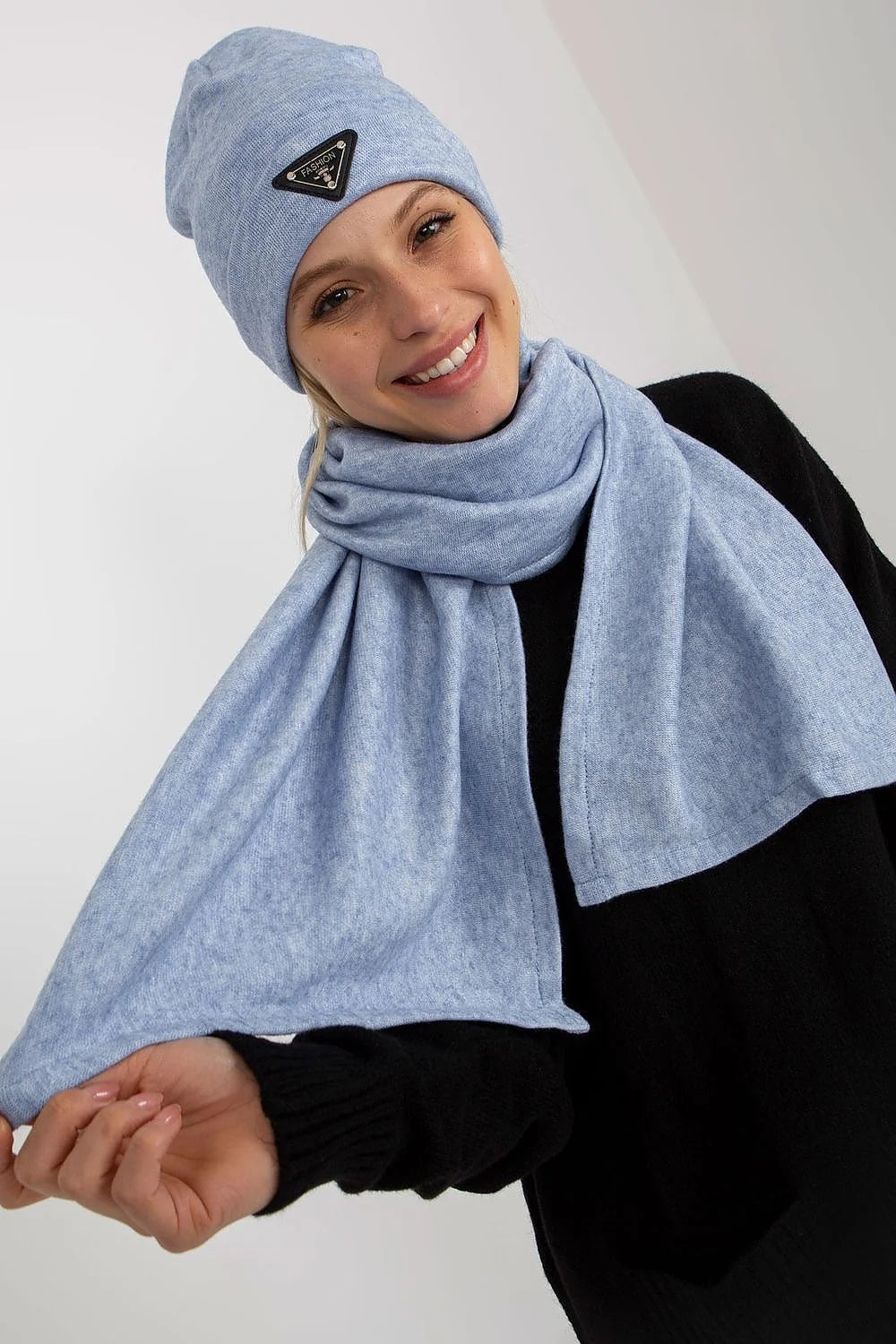 Ensemble d'hiver pour femme Lakerta, bonnet et écharpe en angora et spandex, style moderne et minimal, couleur grise unie, coupe ajustée et volumineuse