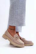 Moccasins élégants pour femmes en daim beige clair, style classique moderne, talon plat, semelle caoutchouc, look sophistiqué, occasion多种