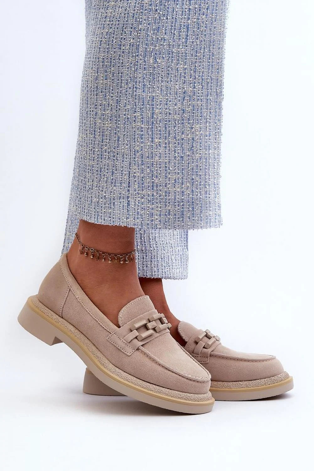 Moccasins élégants pour femmes en daim beige clair, style classique moderne, talon plat, semelle caoutchouc, look sophistiqué, occasion多种