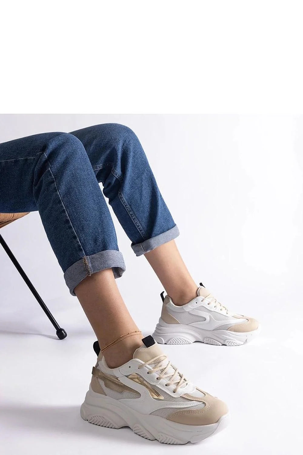 Baskets pour femmes style moderne épuré cuir synthétique mesh beige doré semelle chunky lacing blanc contrefort renforcé
