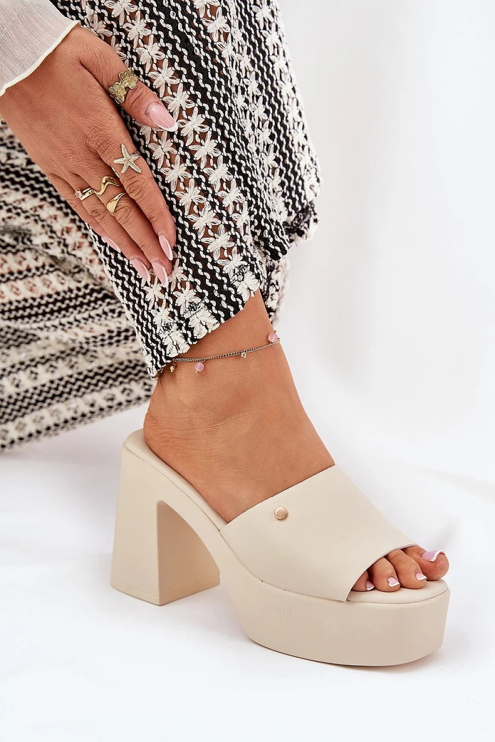 Sandales à talon carré et plateforme ouverte pour femmes, style moderne et minimaliste, couleur beige, confort tout la journée, parfait pour les tenues quotidiennes