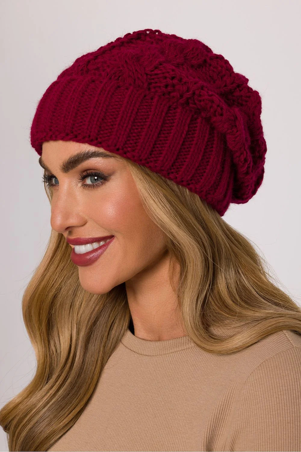 bonnet femme bordeaux profond maille grosse torsadée béret slouchy bord large côtelé laineux doux volumineux ample confortable chaud élégant