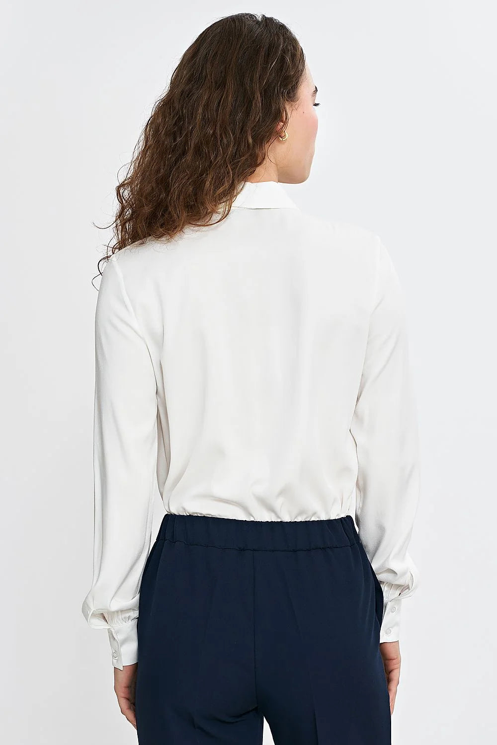 Chemise élégante pour femme en viscose 100% style classique col lavallière manches longues coupe ajustée blanche Nife