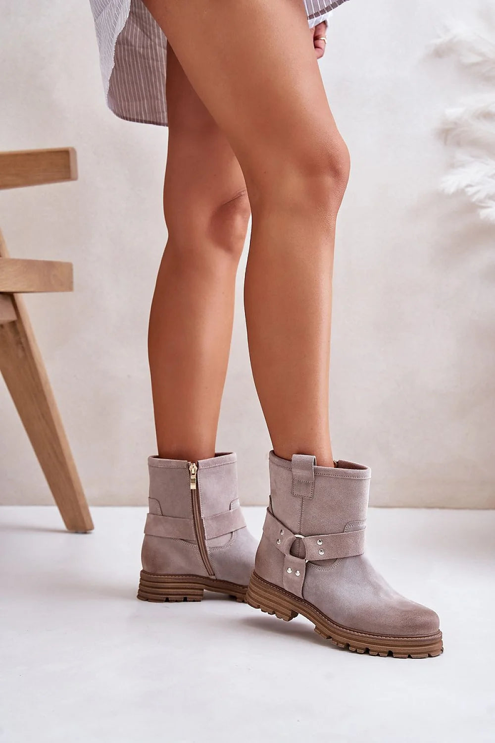 Bottines femmes style moderne élégant daim naturel gris taupe sangle métallique zip doré semelle caoutchouc crantée talon plat confort quotidien