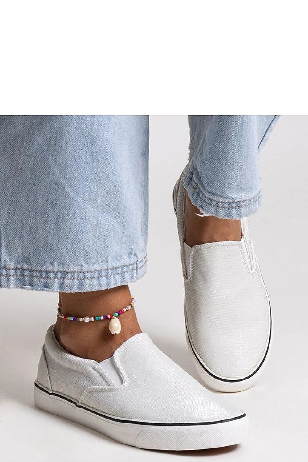 Baskets femme style slip-on toile blanche semelle caoutchouc blanc design épuré confort maximal décontracté été 2023