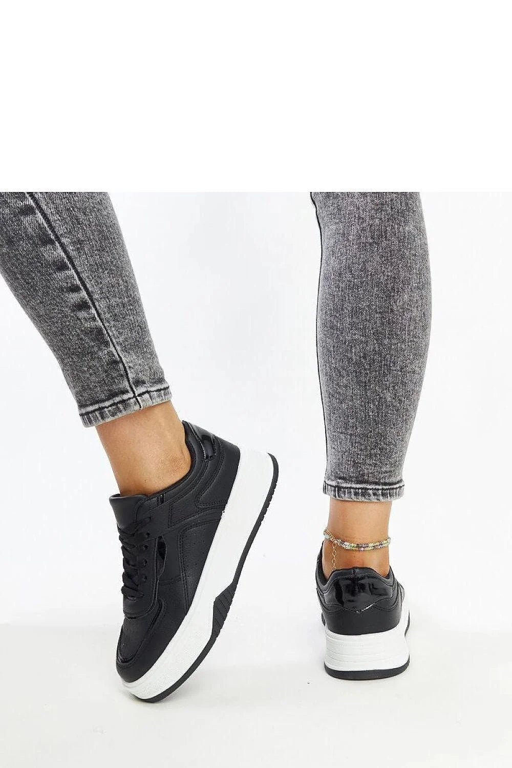 Baskets urbaines contemporaines femmes cuir synthétique noir semelle épaisse blanche design moderne tendance style décontracté