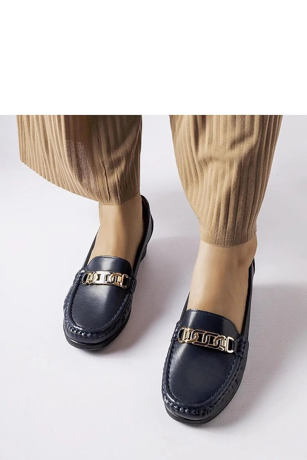 Moccasins élégants pour femme en cuir écologique bleu marine talon compensé design classique finitions métalliques dorées