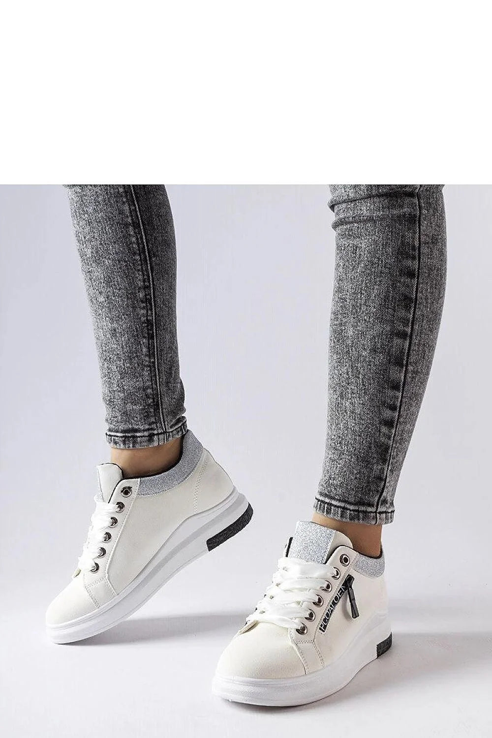 Sneakers compensées pour femmes style moderne blanches été confortables matériau écologique cuir synthétique lacets métalliques détails élégants polyvalentes occasion quotidienne