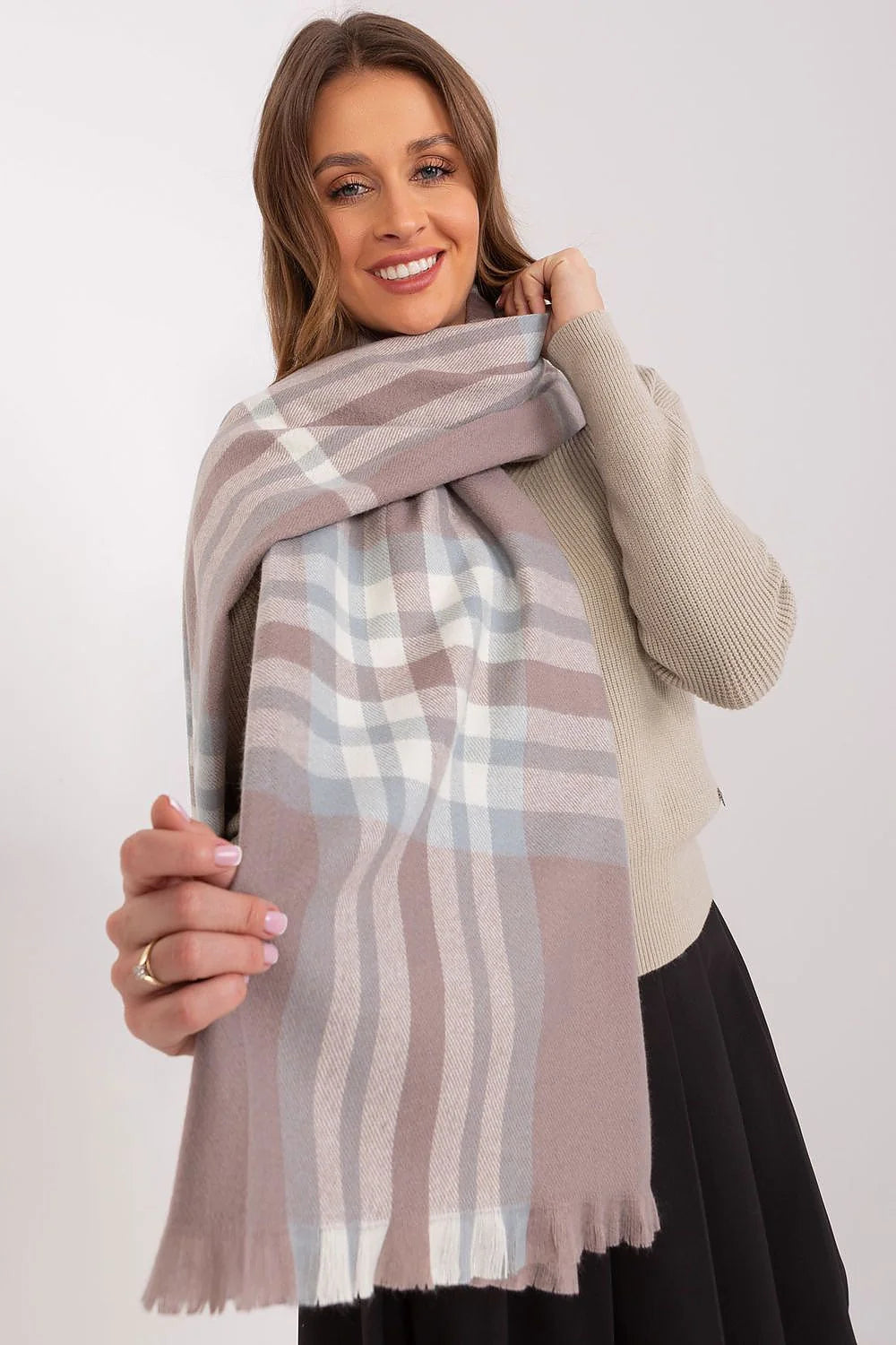 écharpe femme longue oversize plaid carreaux tartan taupe rosé bleu pâle écru grande taille tissée douce chaude franges courtes enveloppante