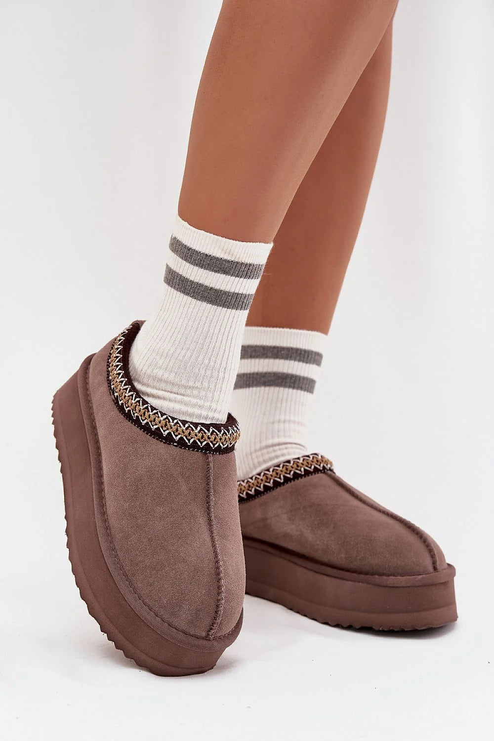 bottes neige femme suédé marron doublure fourrure intérieure plateforme crantée gomme semelle adhérence broderie tressée slipon cheville confortable chaudes