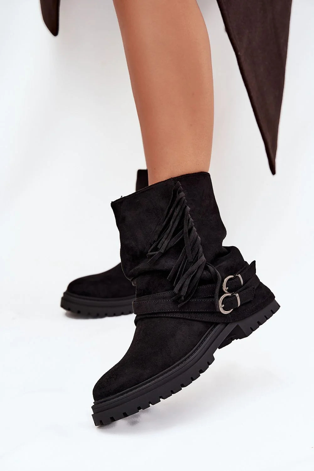bottines femme suédine daim noir franges latérales double brides boucles argentées semelle crantée caoutchouc talon bas doublure chaude