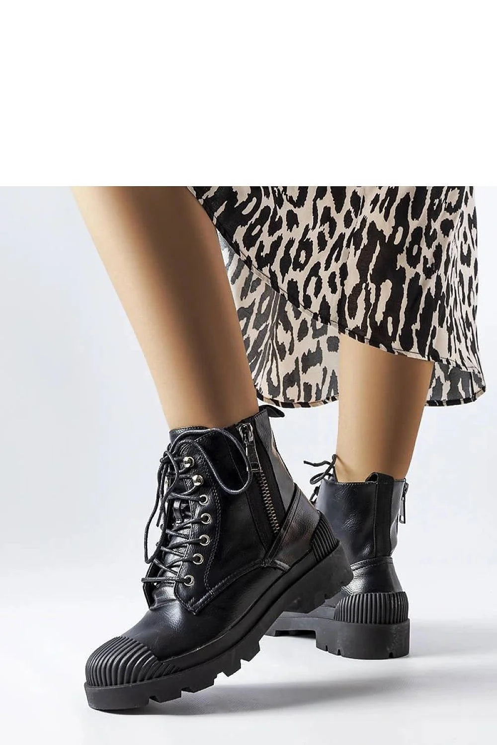 Bottes Solea urbaines tendance cuir noir style combat cheville rembourrée zip latéral semelle caoutchouc motif cranté élégance femmes