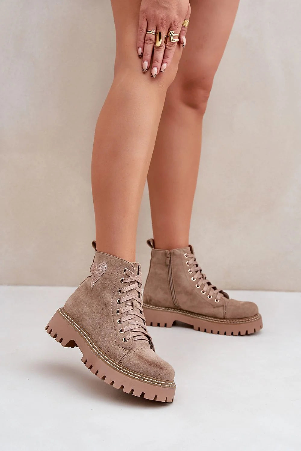 Bottines femmes design moderne robuste cuir suédé taupe lacets métalliques cœur brodé fermeture éclair confortable