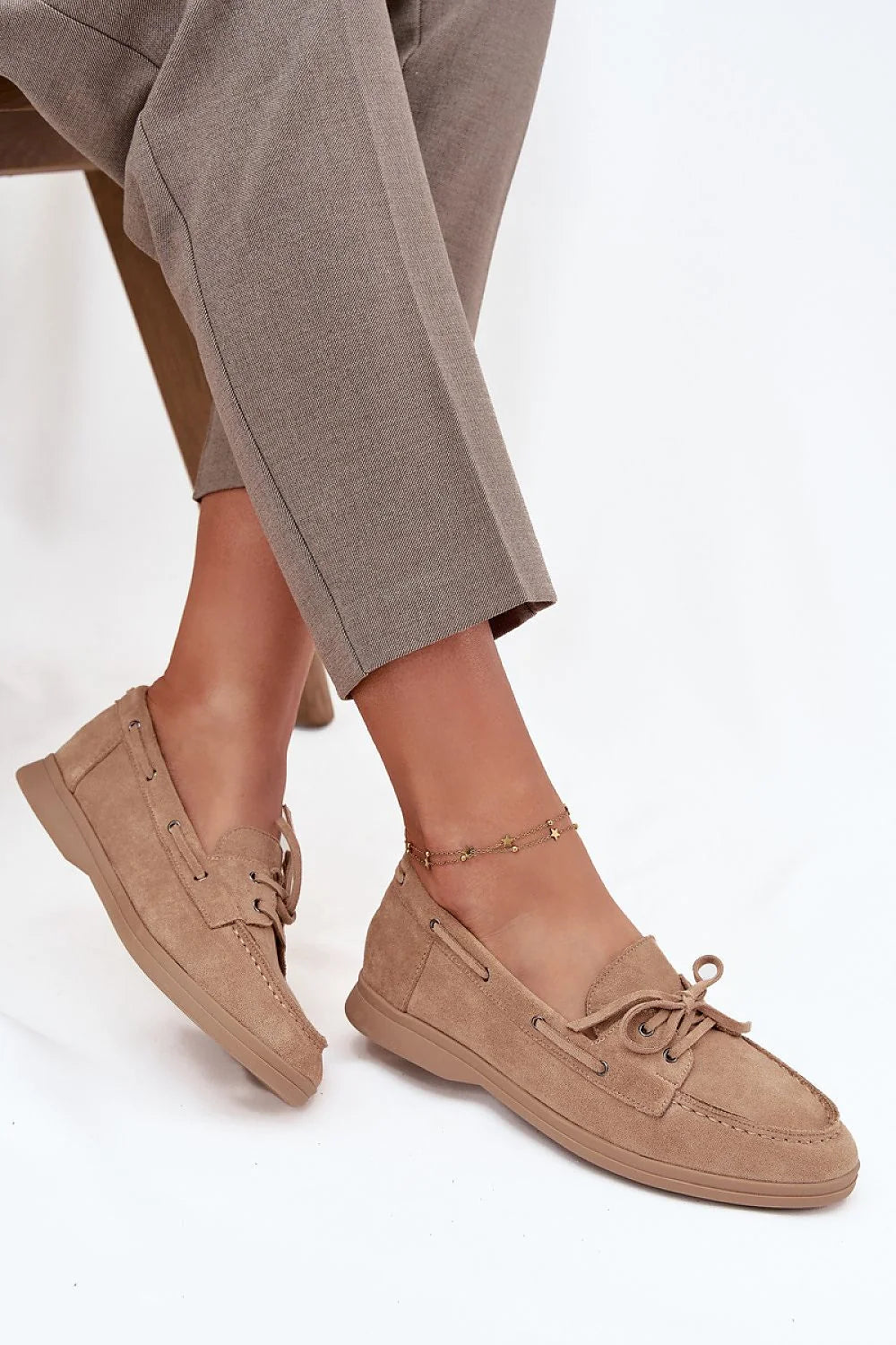 mocassins femme cuir suédé écologique beige taupe bout arrondi semelle plate gomme profilée lacets décoratifs œillets métalliques sangle