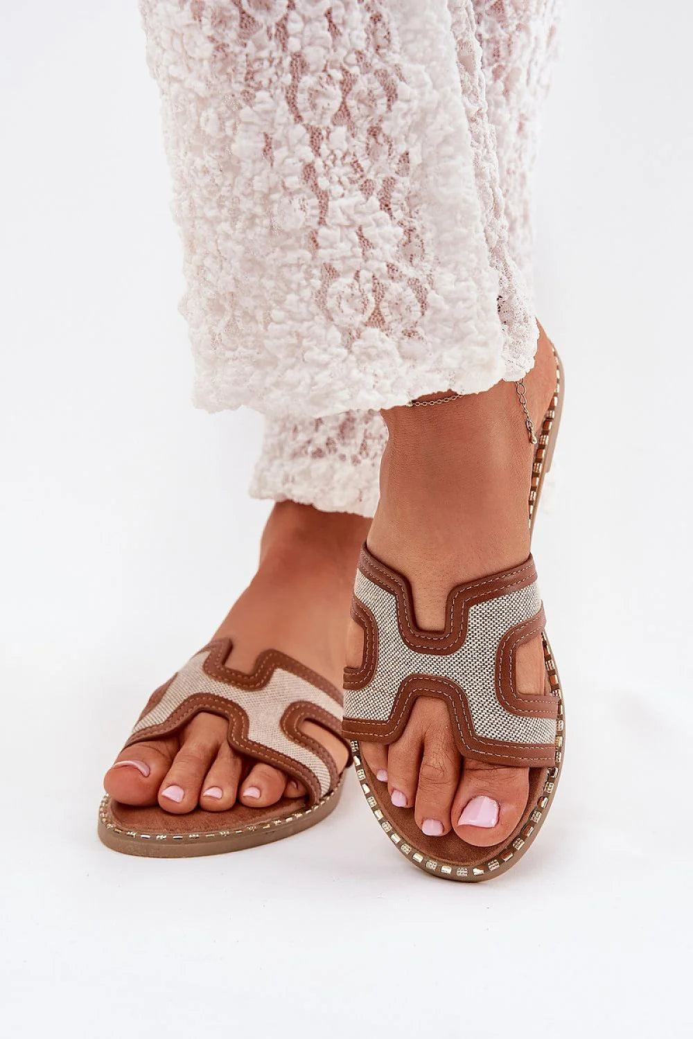 Sandales pour femme design élégant couleur beige détails marron décontracté été confort matériaux éco-friendly idéal pour tenues estivales sandales femmes style moderne