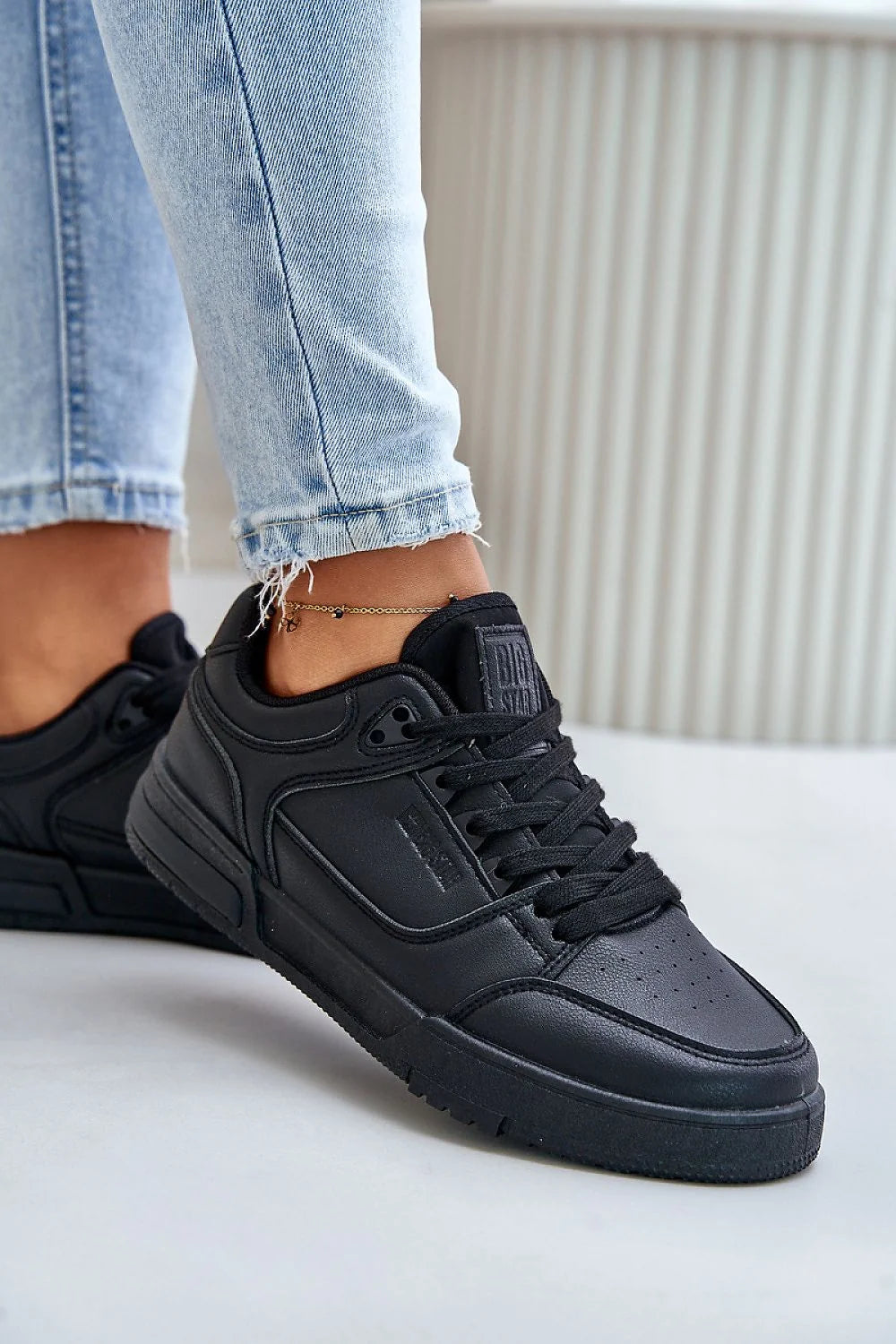 Chaussures de sport modernes pour femmes design épuré cuir artificiel noir semelle caoutchouc recyclée HI POLLY SYSTEM confortable taille ajustable look casual