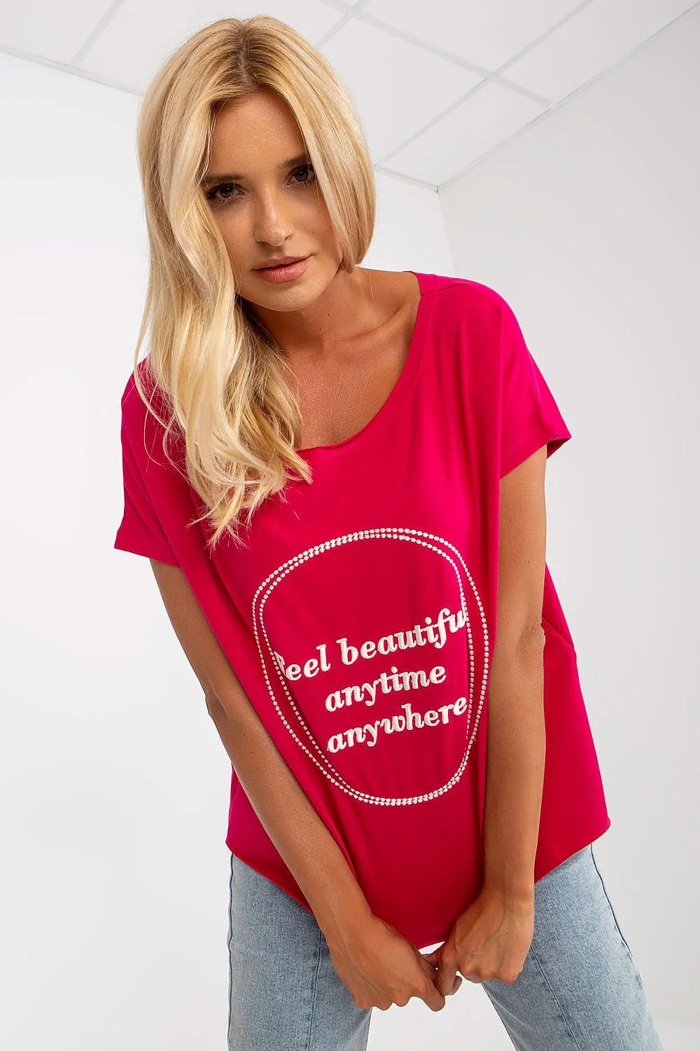 T-shirt femme moderne loose fit manches courtes graphique Feel beautiful anytime anywhere coton élasthanne rose vif look décontracté