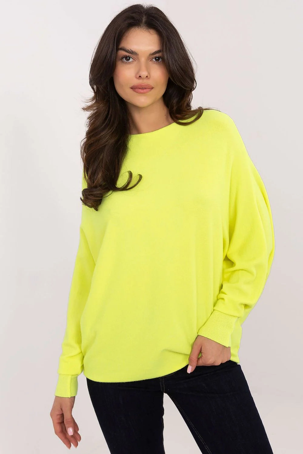 Pull femme moderne style minimaliste couleur jaune néon manches longues finitions côtelées en viscose polyester laine
