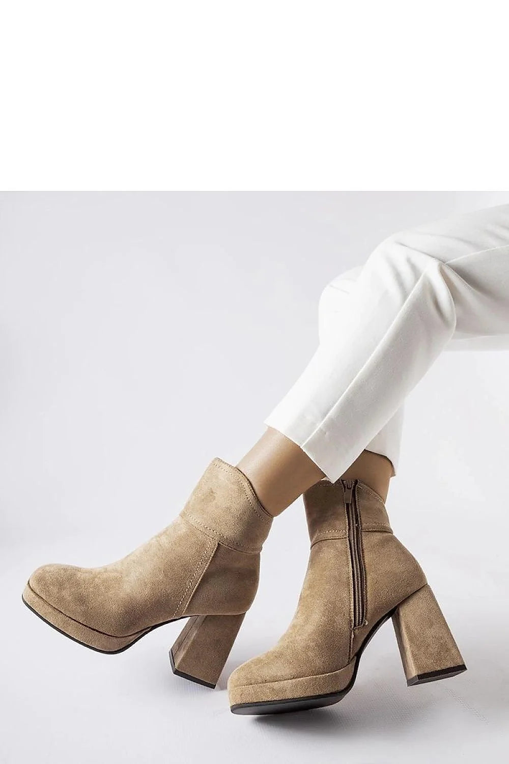 Bottes à talons carrés modernes en suède beige taupe cuisse mi-mollet fermeture glissière latérale semelle caoutchouc femmes