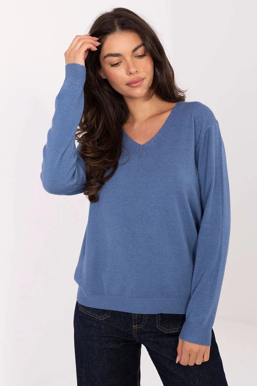 pull femme maille fine col V bleu denim clair coupe droite ample longueur hanche manches longues côtelées poignets