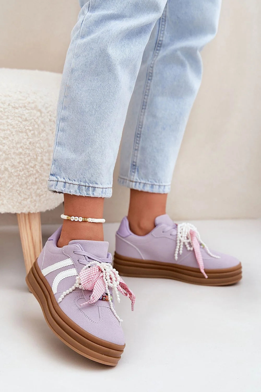 Chaussures de sport féminines audacieuses en suédine lavande pastel avec bandes blanches et lacets ornés de perles et nœud Vichy