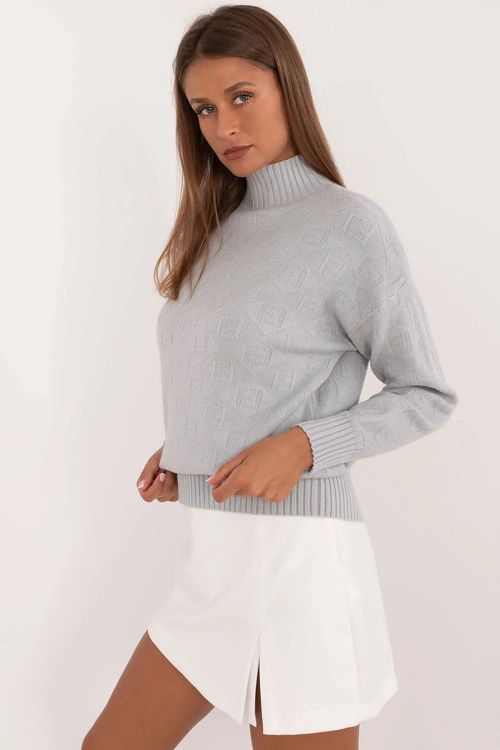 pull femme gris clair maille texturée monogramme manches longues épaules tombantes col montant bordscotes coupe boxy taille confortable élégant
