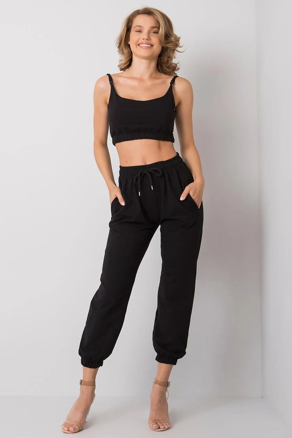 Ensemble sportif femmes crop top ajusté pantalon jogging élastique matière coton élasthanne polyester look athleisure casual