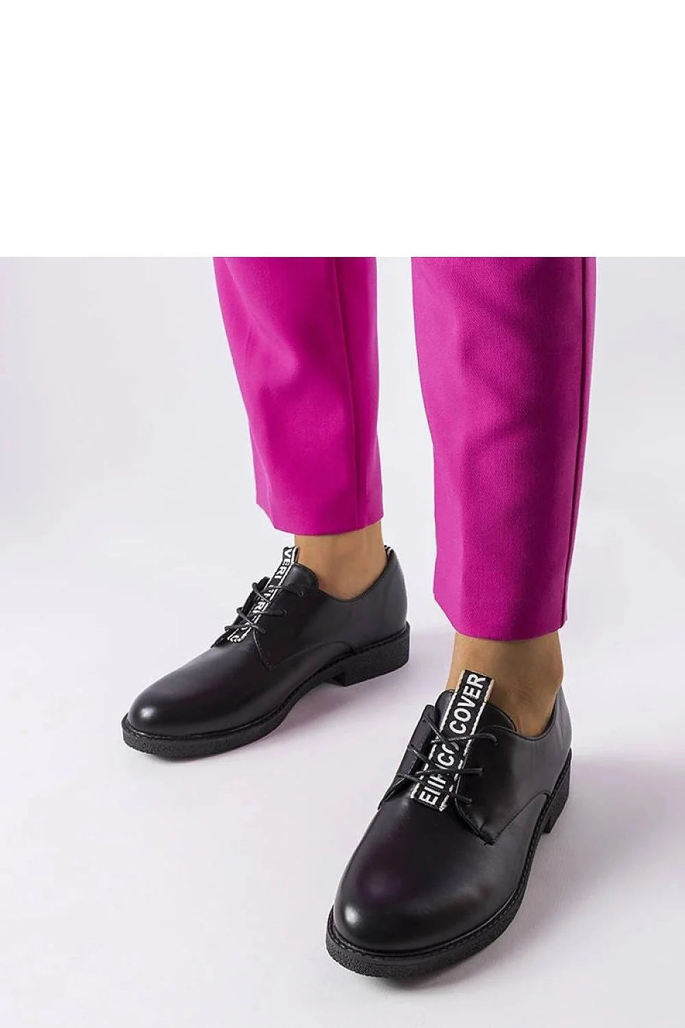 Derby femme cuir écologique suédé noir élégant confortable semelle caoutchouc crantée talon plat bout arrondi lacets ajustables logo