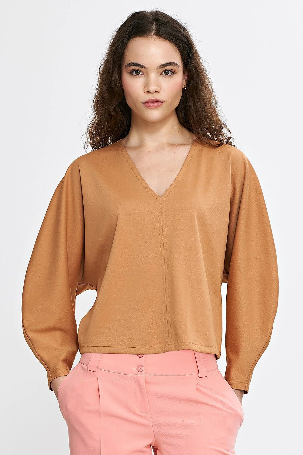 chemisier oversize viscose encolure V manches ballon chauve souris coupe droite bas arrondi tissu doux soyeux lisse souple couleur camel