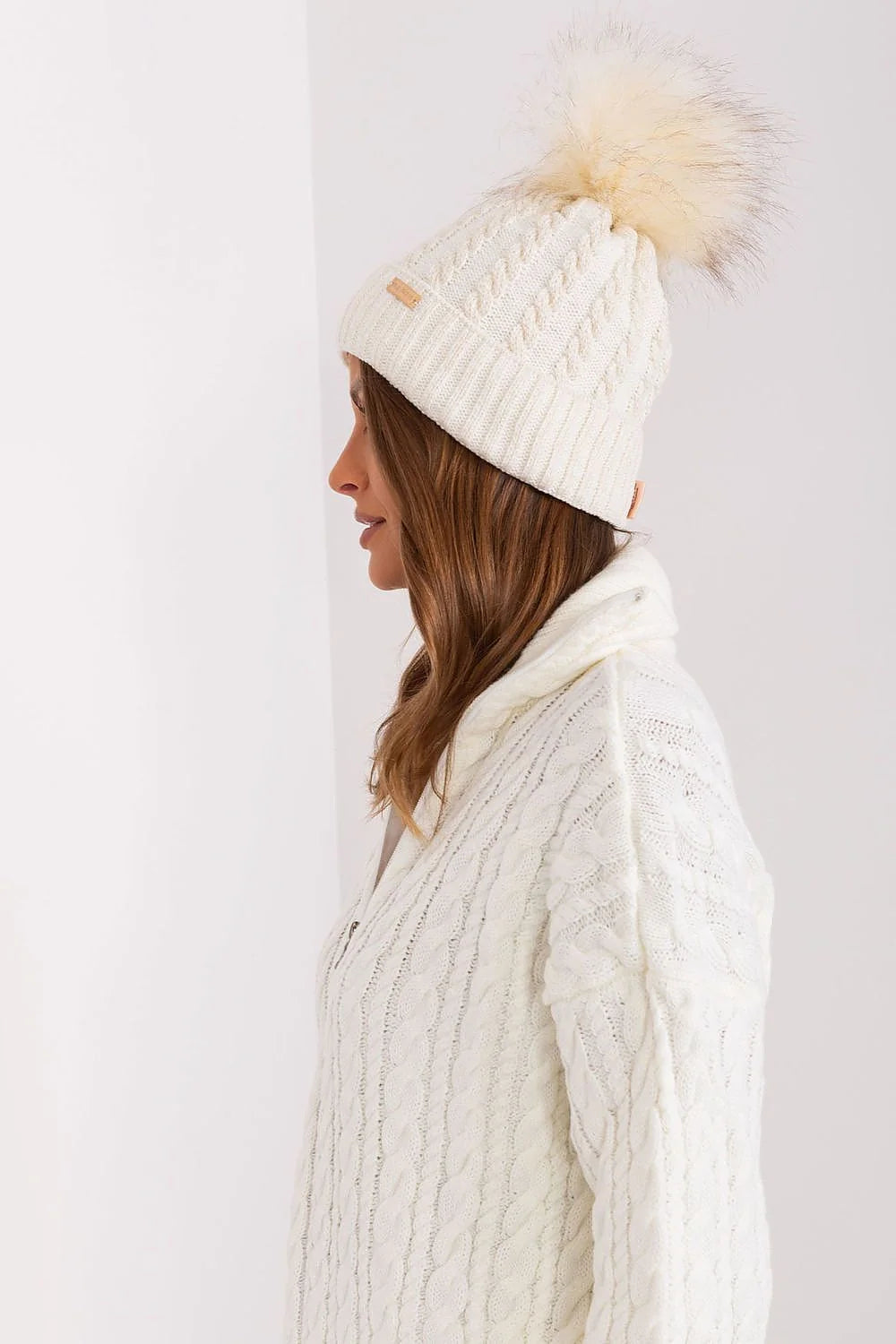 Bonnet et pull tricoté en laine acrylique, style classique, pompon en fausse fourrure, couleur blanche cassée, ensemble hiver chic pour femme