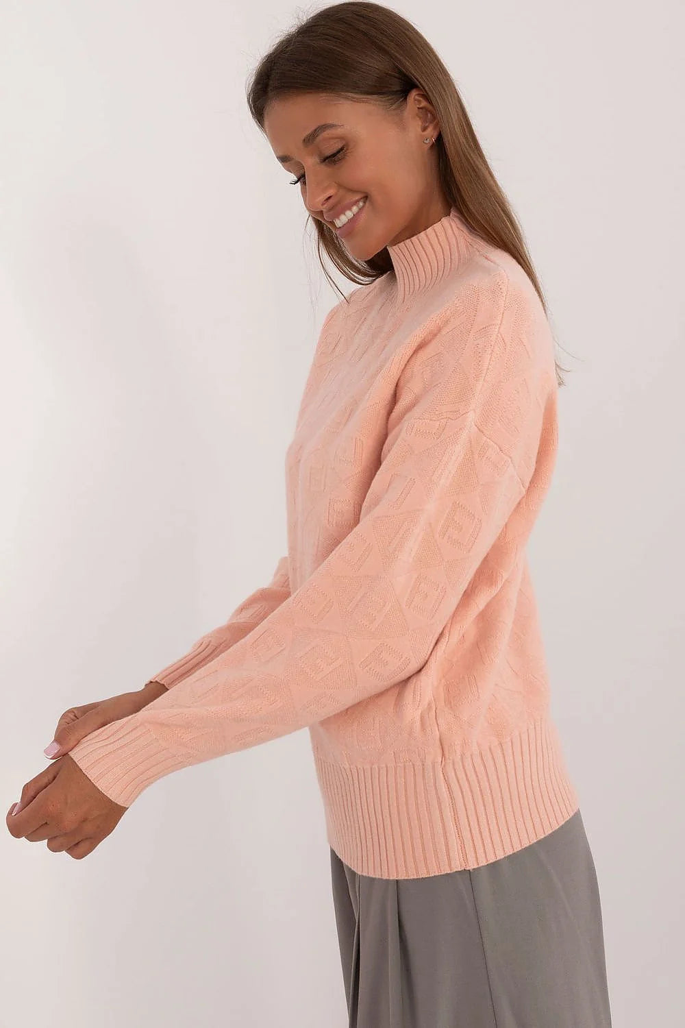 pull femme col montant manches longues maille fine motif jacquard géométrique embossé rose pêche poudré oversize ample côtelé