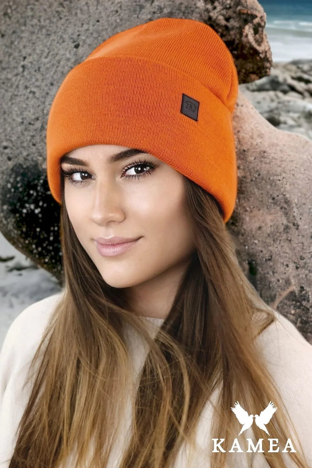 Bonnet Kamea pour femme, mode automne/hiver, couleur orange, maille douce, style minimaliste, large revers, logo éco-cuir,多种 occasions