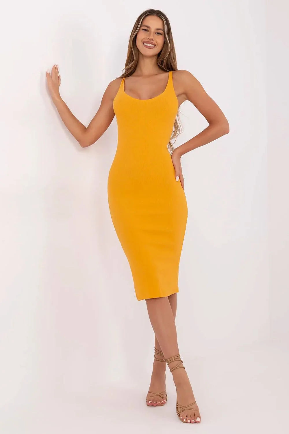 Robe de jour élégante Rue Paris style minimaliste jaune vif matériau élastique coton élasthanne coupe ajustée midi bretelles fines décolleté en V occasions diverses