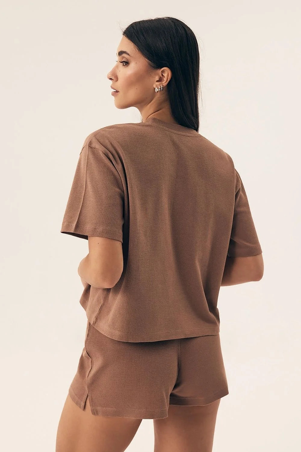 pyjama femme minimaliste matelassé doux confortable loungewear boxy manches courtes short taille élastiquée maille gaufrée brun caramel respirant