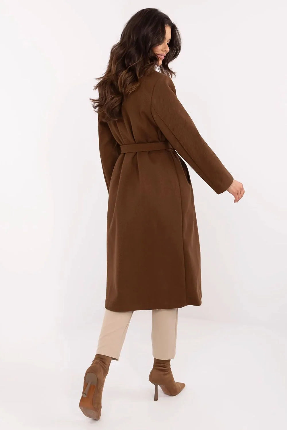 Manteau élégant pour femme longueur genou manches longues fermeture boutons ceinture assortie couleur brun chocolat matériau polyester élasthanne