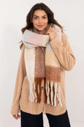 Écharpe et manteau hivernal pour femme, style élégant et cosy, couleur pastel et beige, longueur généreuse, franges et boutons en métal