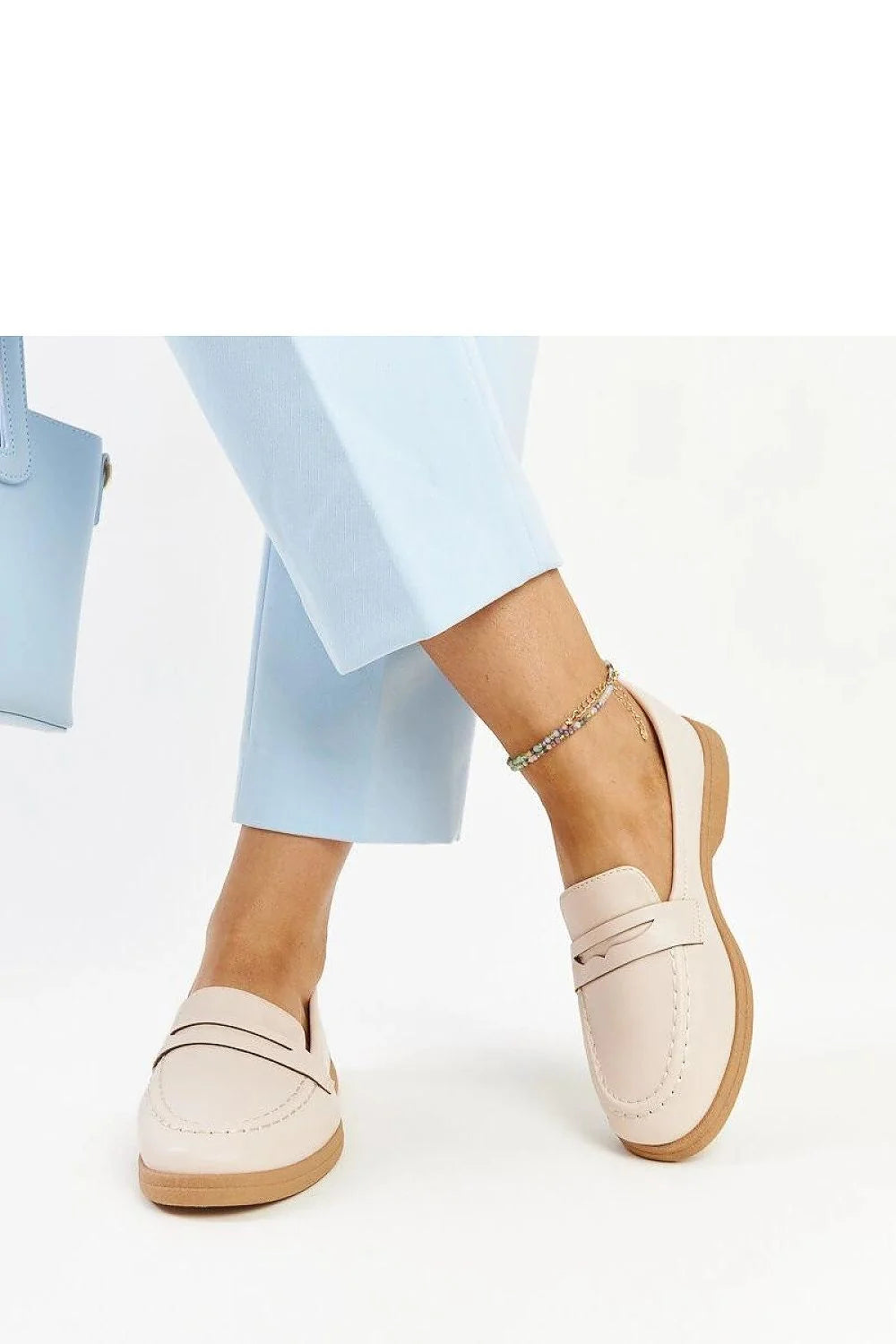 Mocassins féminins design moderne couleur beige clair bout en amande semelle en gomme facile à enfiler
