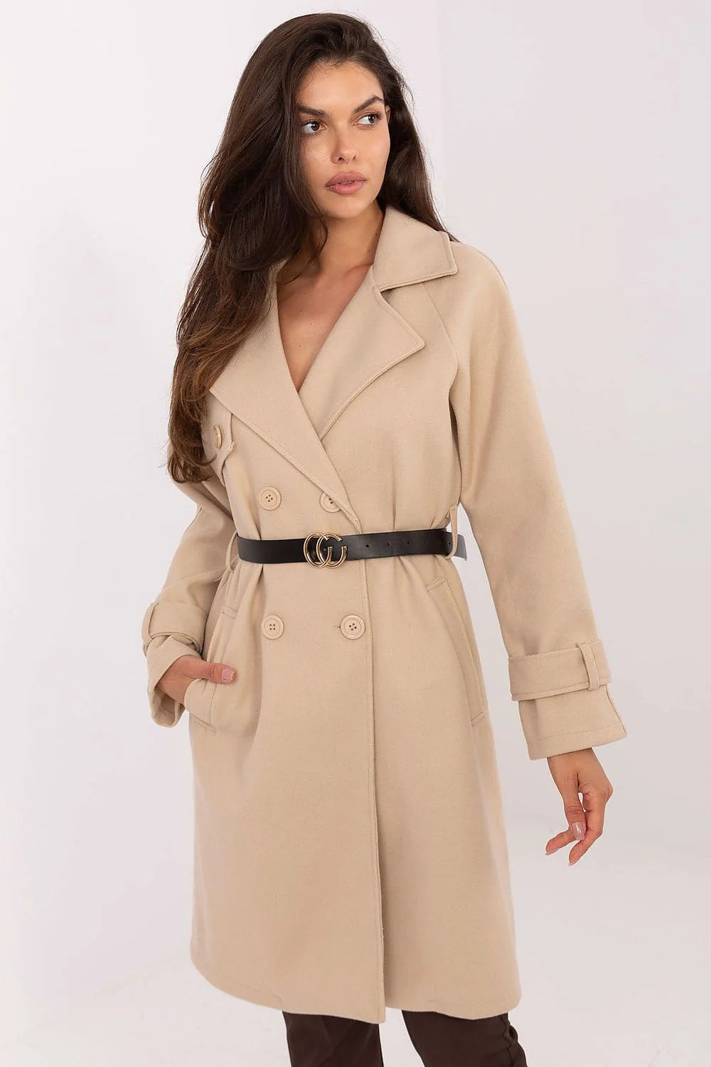 manteau long femme laine beige doubleboutonnage col cranté coupe droite pochespassepoilées manchesbride silhouette ceinturée ceinture similicuirnoire boucledorée élégante chaud