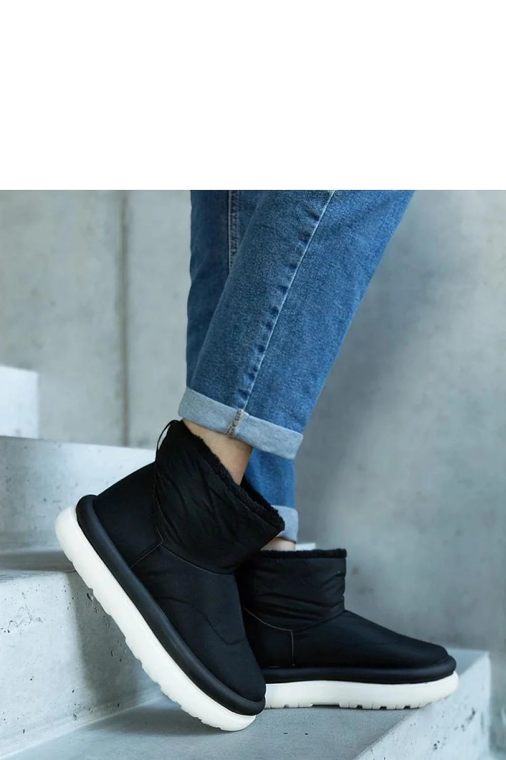 Bottes de neige Solea design moderne coupe structurée noir profond semelle blanche femmes hautes urbain confortable imperméable chaud plateforme Cores